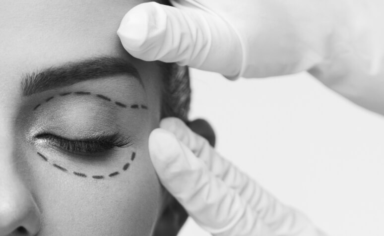 Eine Frau erhält eine Augenlidbehandlung in einem Schönheitssalon