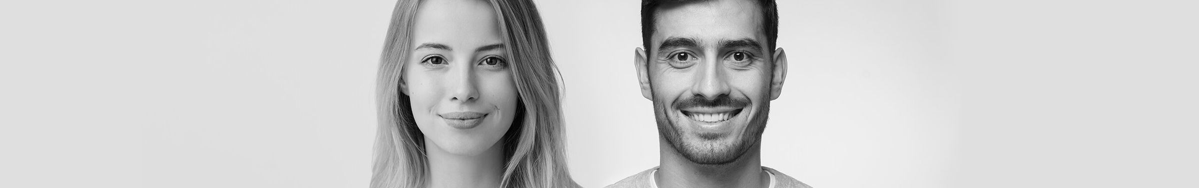 Ein Mann und eine Frau stehen nebeneinander und blicken freundlich in die Kamera